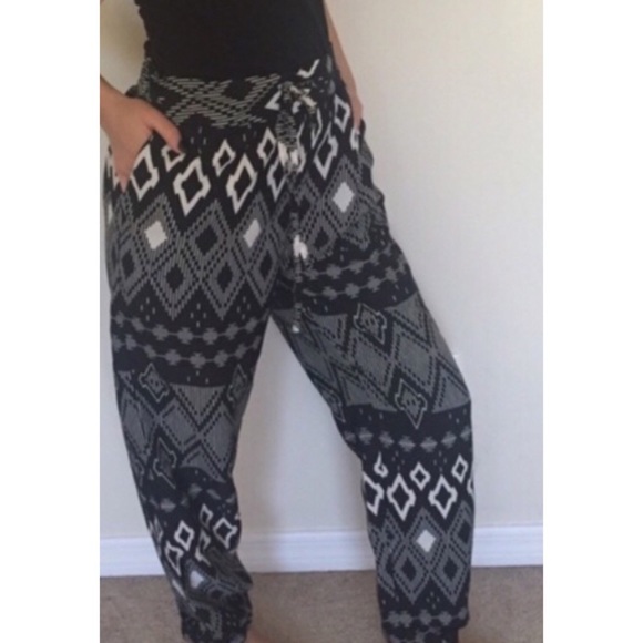 🔴 3/$15 Black and white joggers - Picture 1 of 3